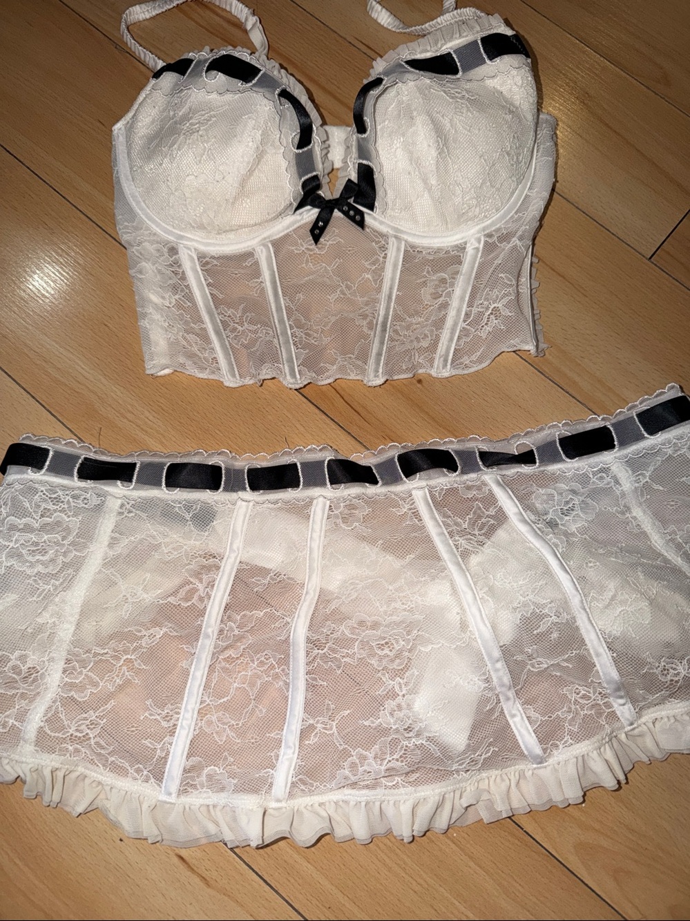 La SENZA White Lace Bustier & Lace Skirt Set with Black Ribbon Detail - Picture 7 of 13